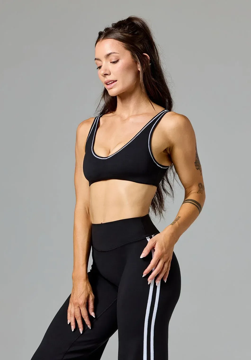Reluna™ Contrast V-Neck Sports Bra Black