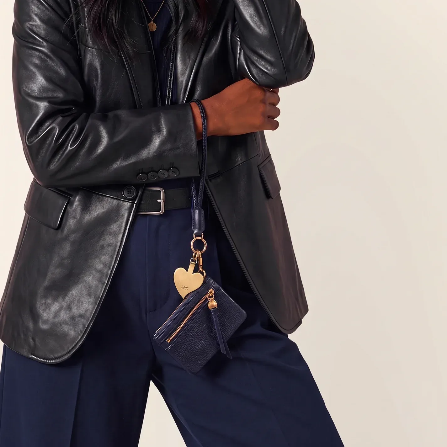 Lasso Phone Wristlet In Pebbled Leather – Ink Navy