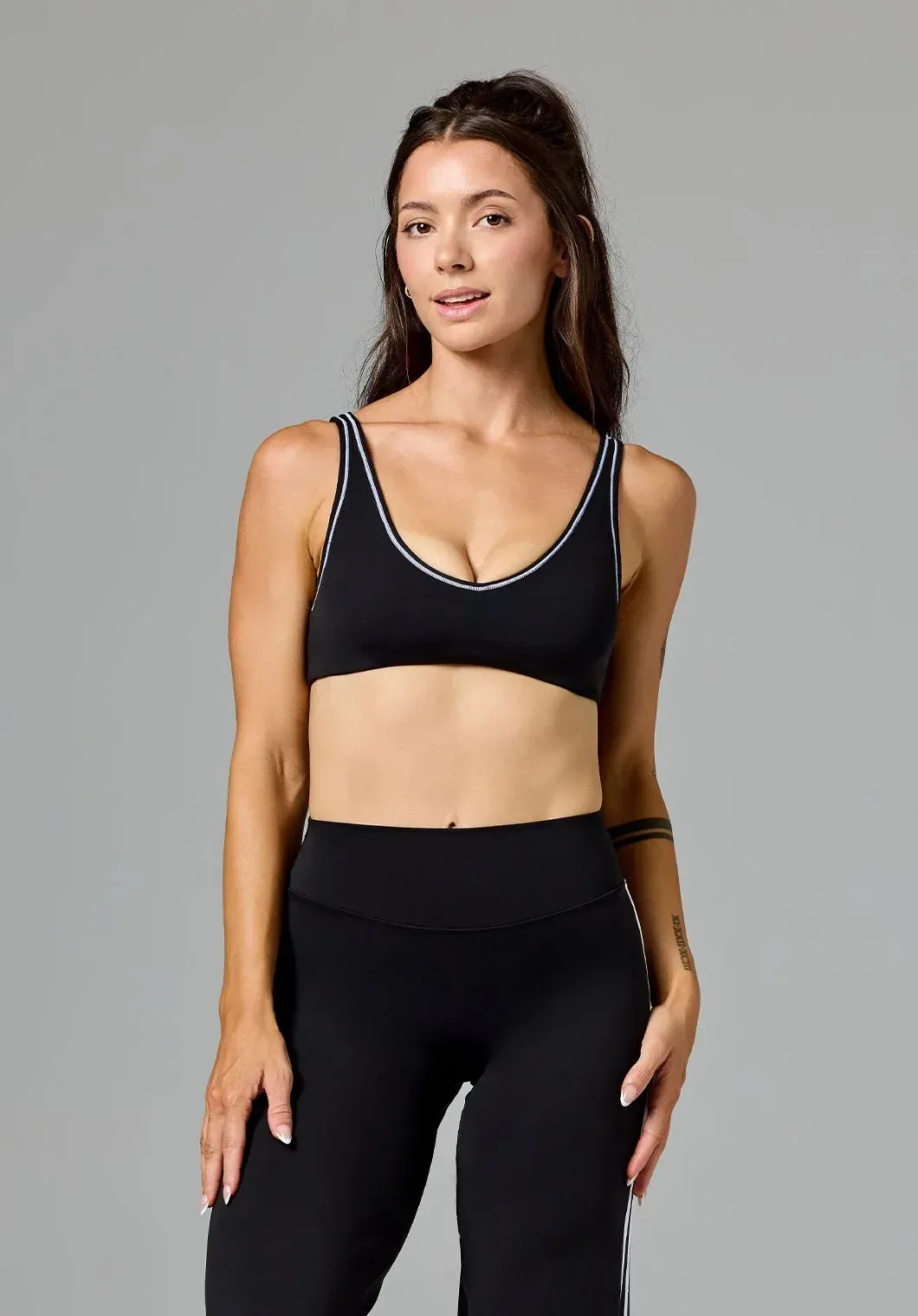 Reluna™ Contrast V-Neck Sports Bra Black