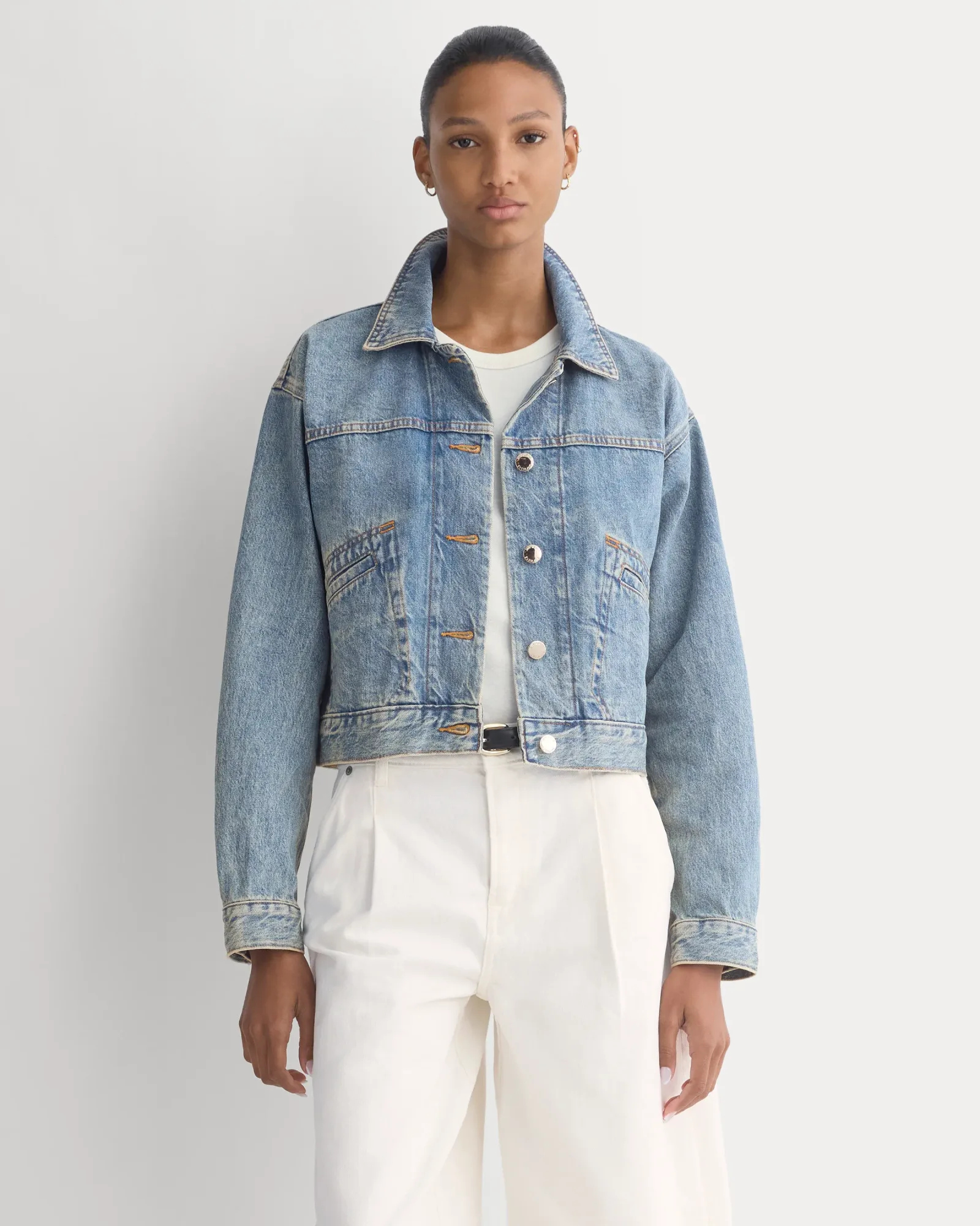 Cropped Trucker Jacket in Denim – Light Denim