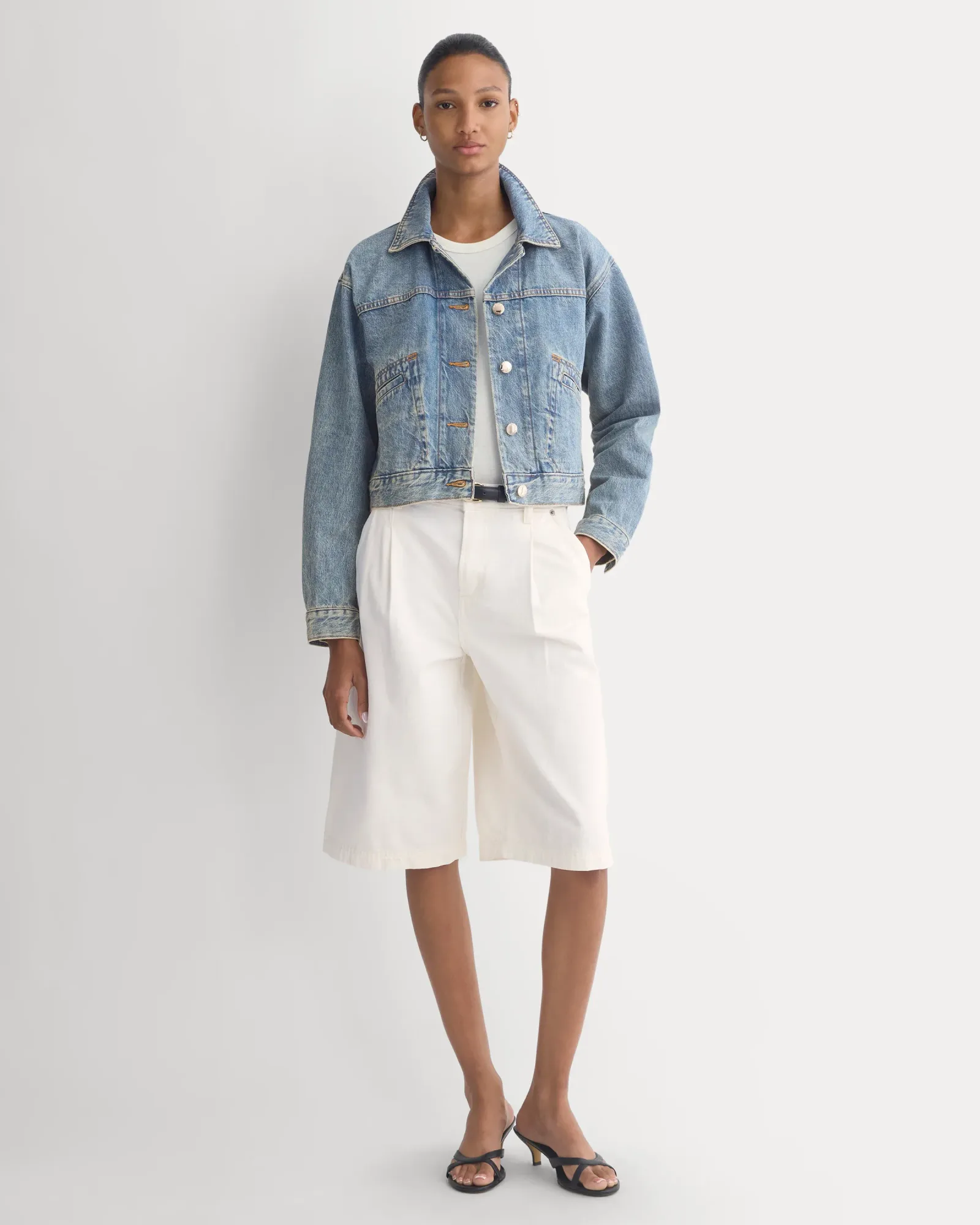 Cropped Trucker Jacket in Denim – Light Denim