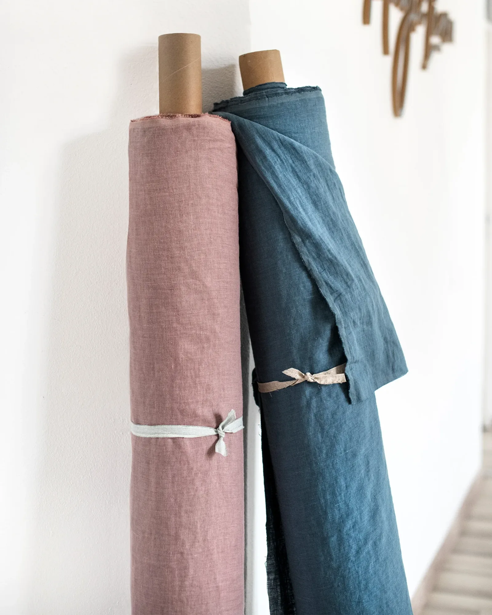 Black medium weight linen fabric (180 g/m2)