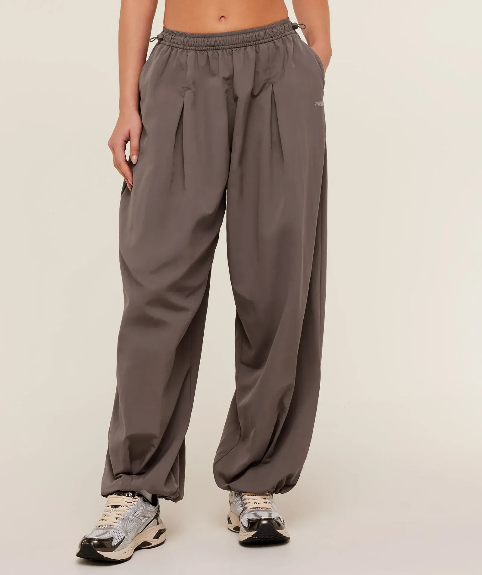 Gymshark Weekend Lifestyle Parachute Pants – Cool Brown