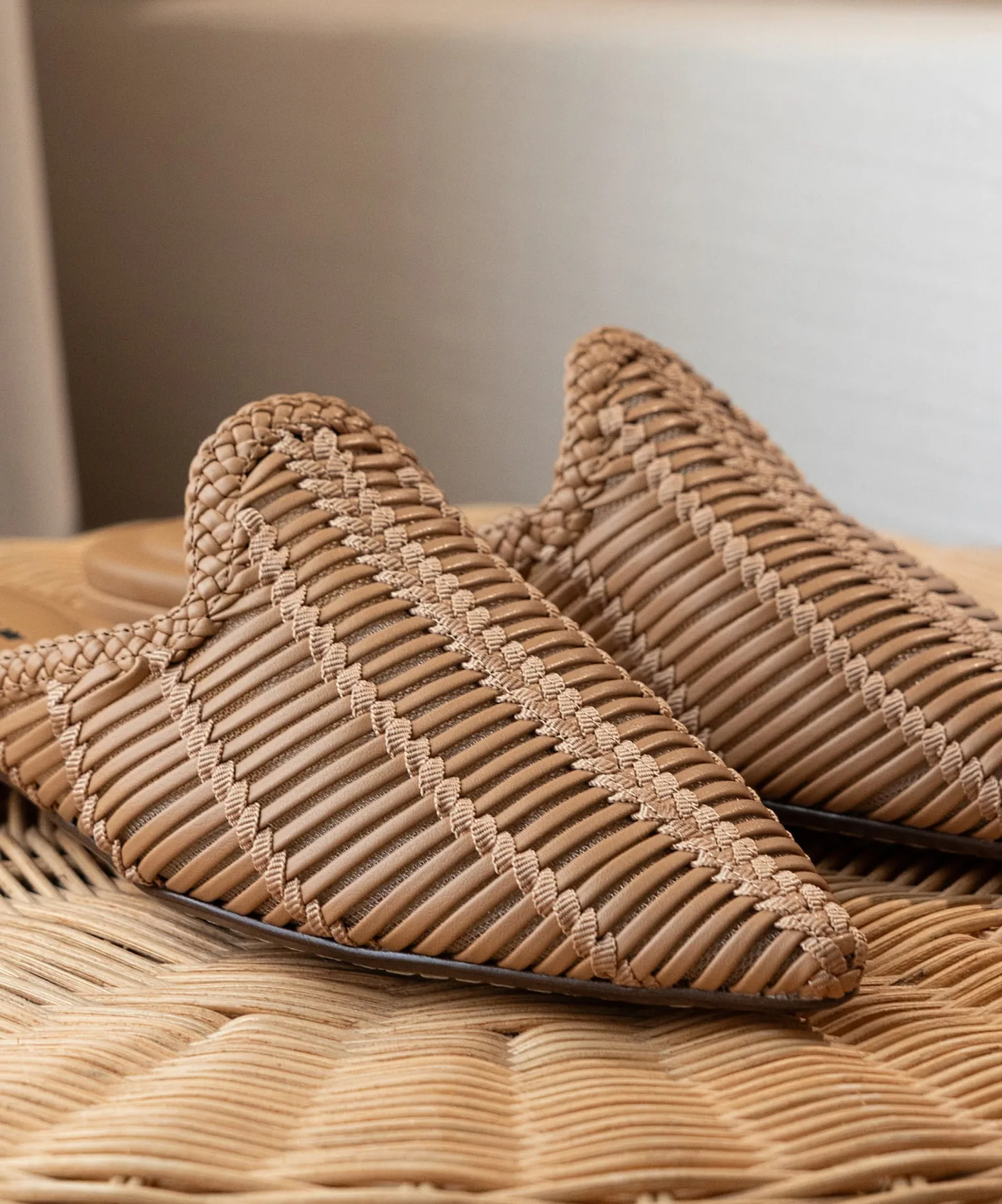 The Goldfinch 15 Woven Slide – Toffee Woven