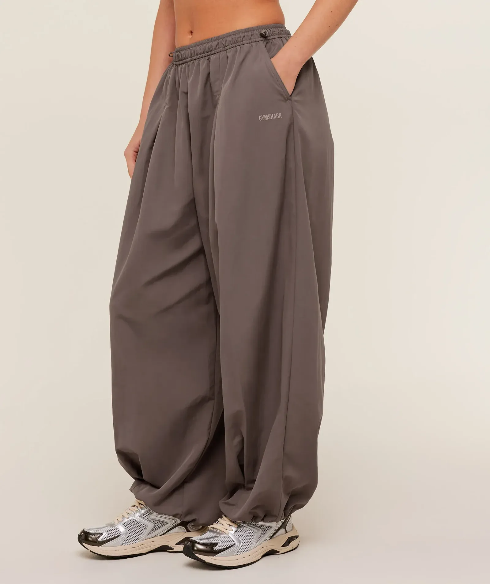 Gymshark Weekend Lifestyle Parachute Pants – Cool Brown