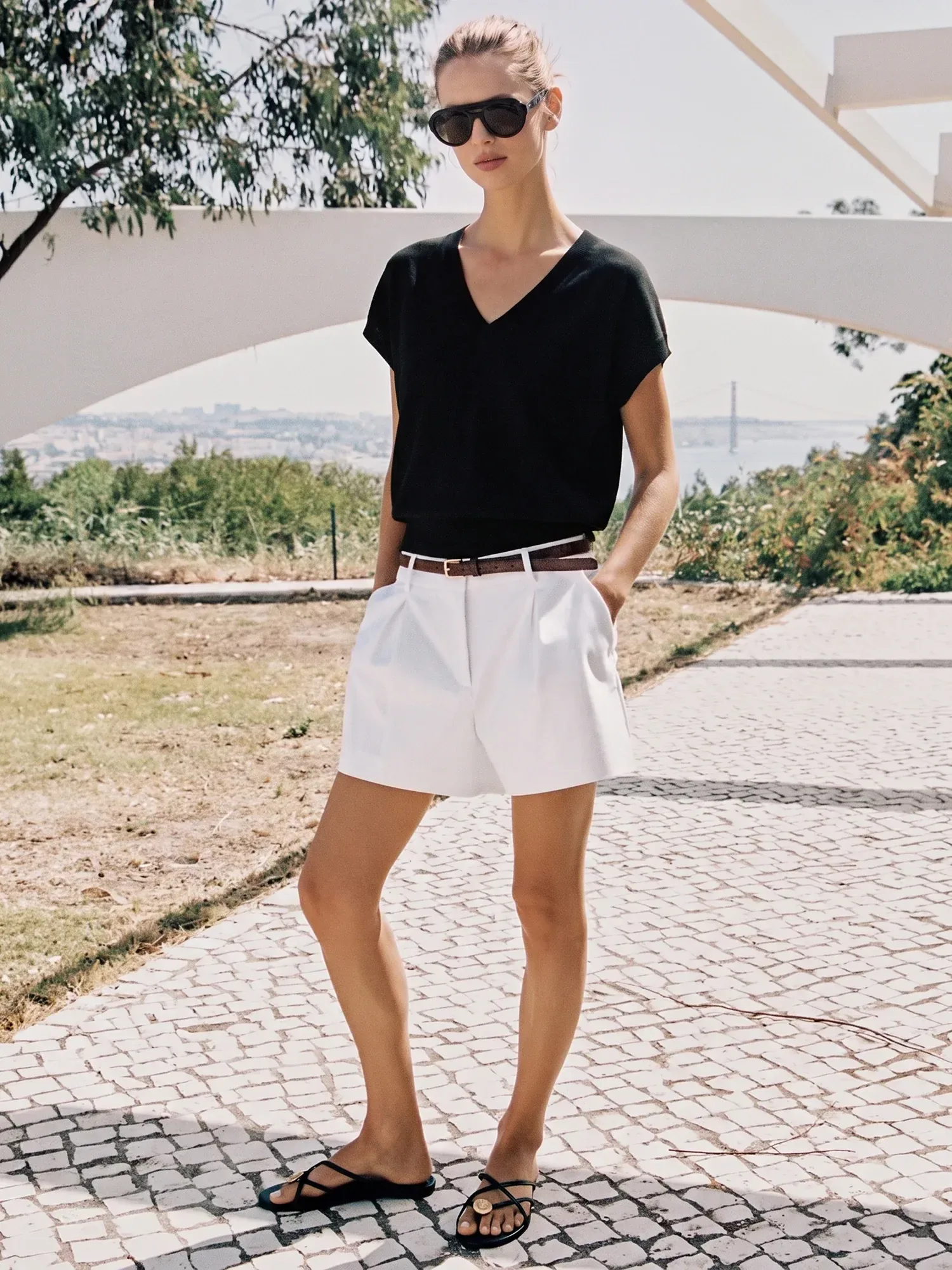 Cashmere Blend V-Neck Sleevless Pullover