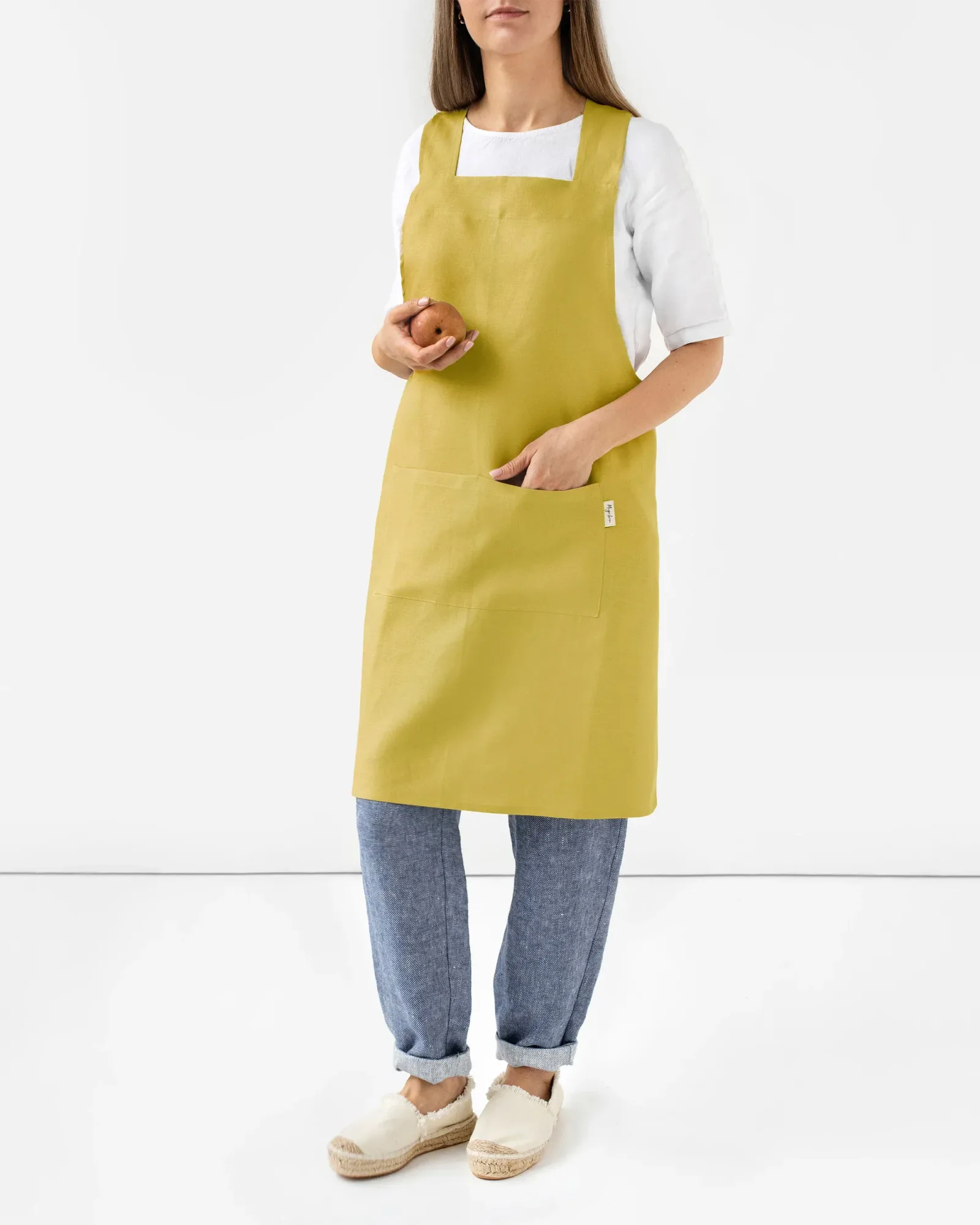 Pinafore cross-back linen apron in Moss yellow