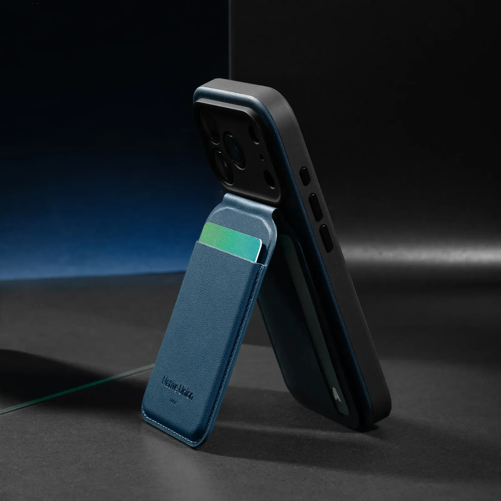 Active Wallet Stand – Magnetic