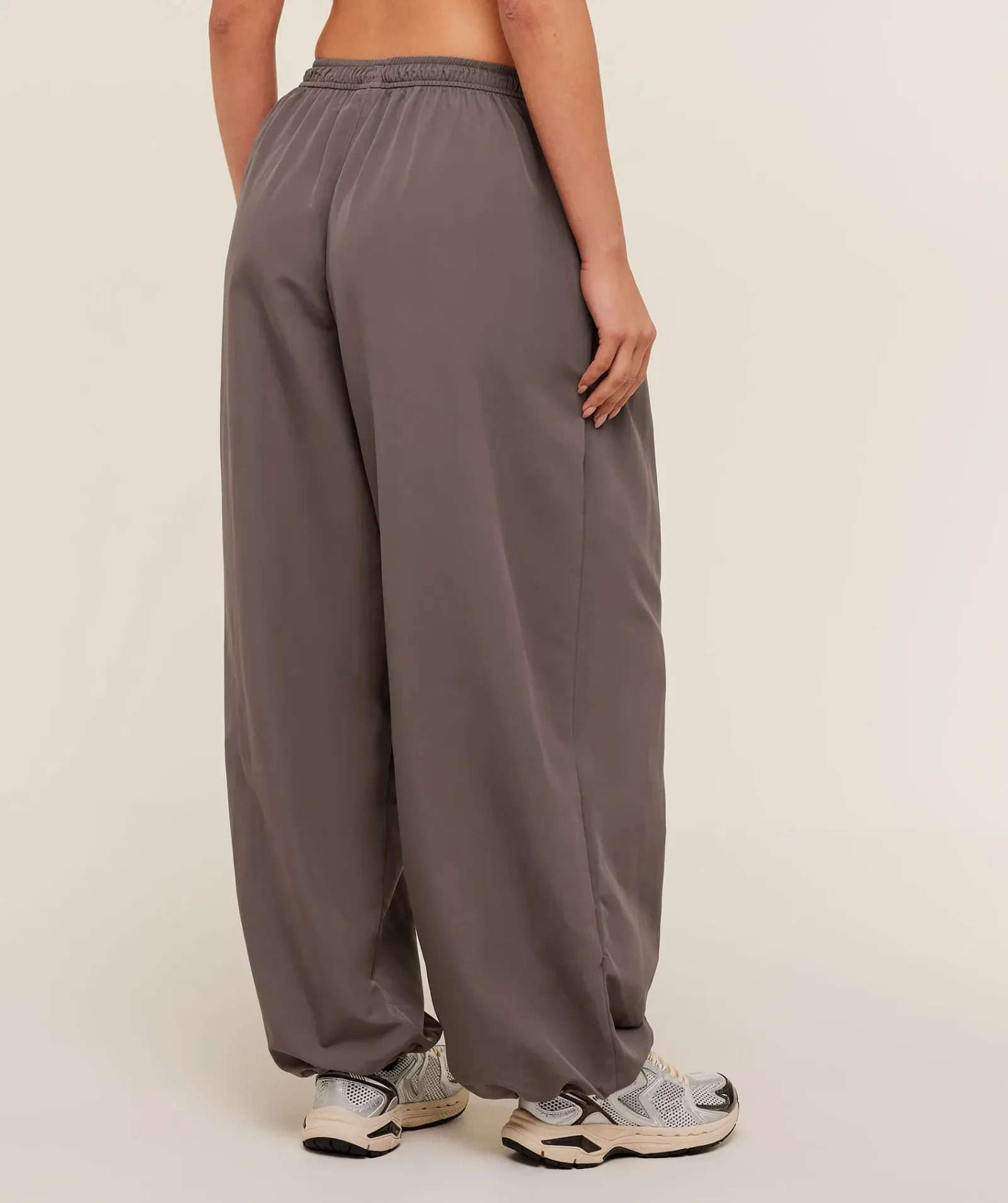 Gymshark Weekend Lifestyle Parachute Pants – Cool Brown