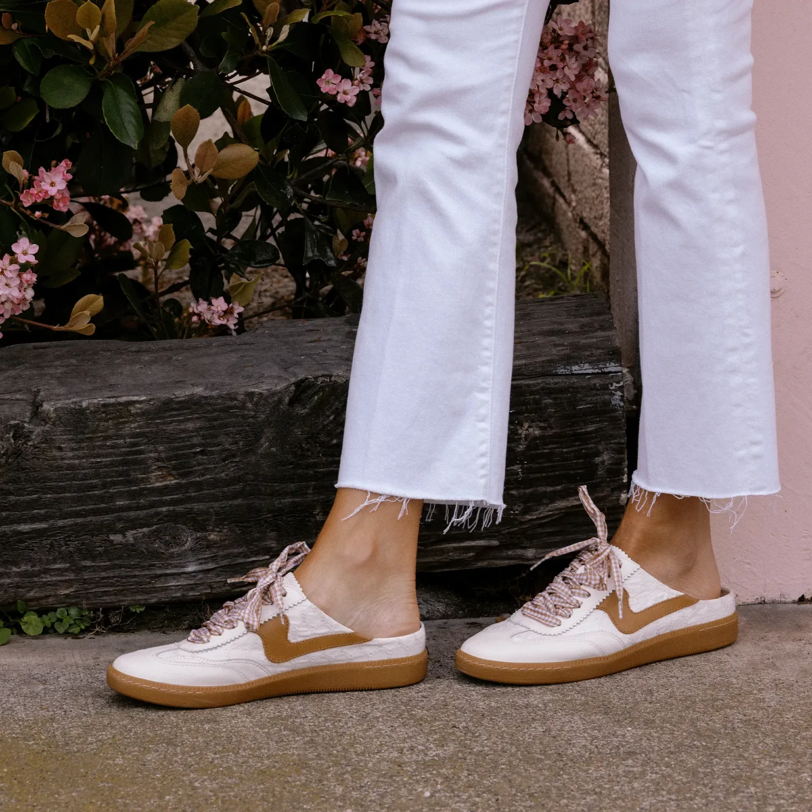 Notice Slide Sneakers White Pink Eyelet